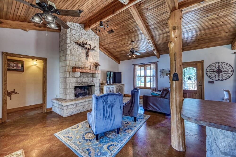 Charming Country Home With Hot Tub & Fire Pit!