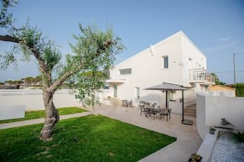 IzzHome Bella Vita Apartment