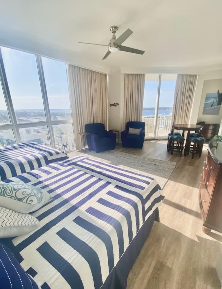 Oceania 6 4 Bedroom Condo by Redawning