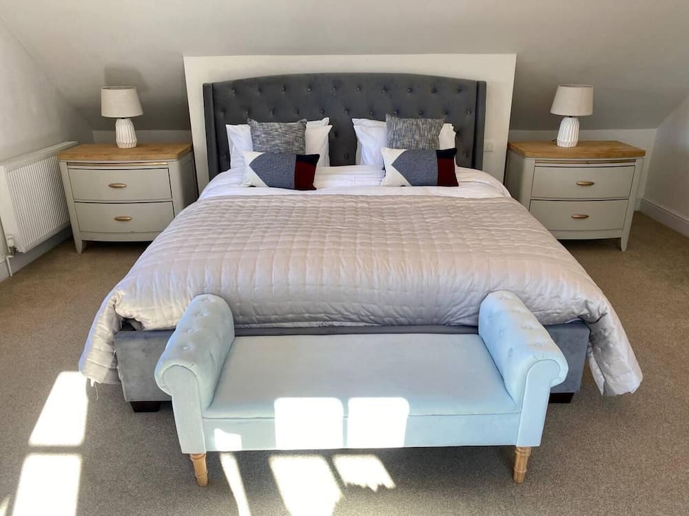 Idyllic Country Retreat With Wow Views & Lush Pool