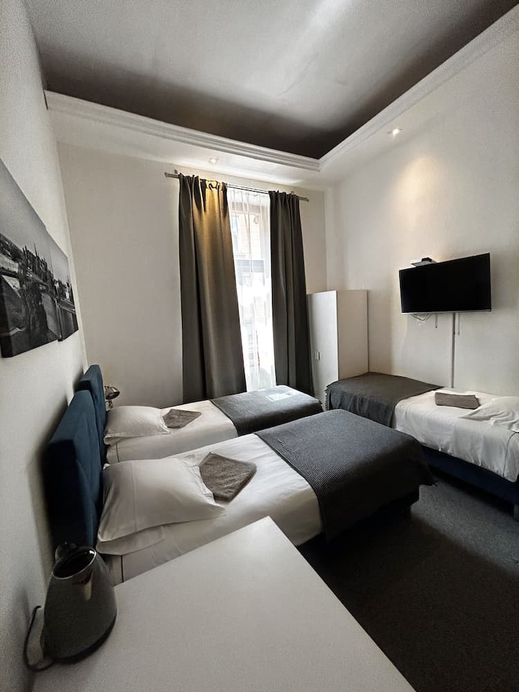 AMEN Aparthotel Curie 8