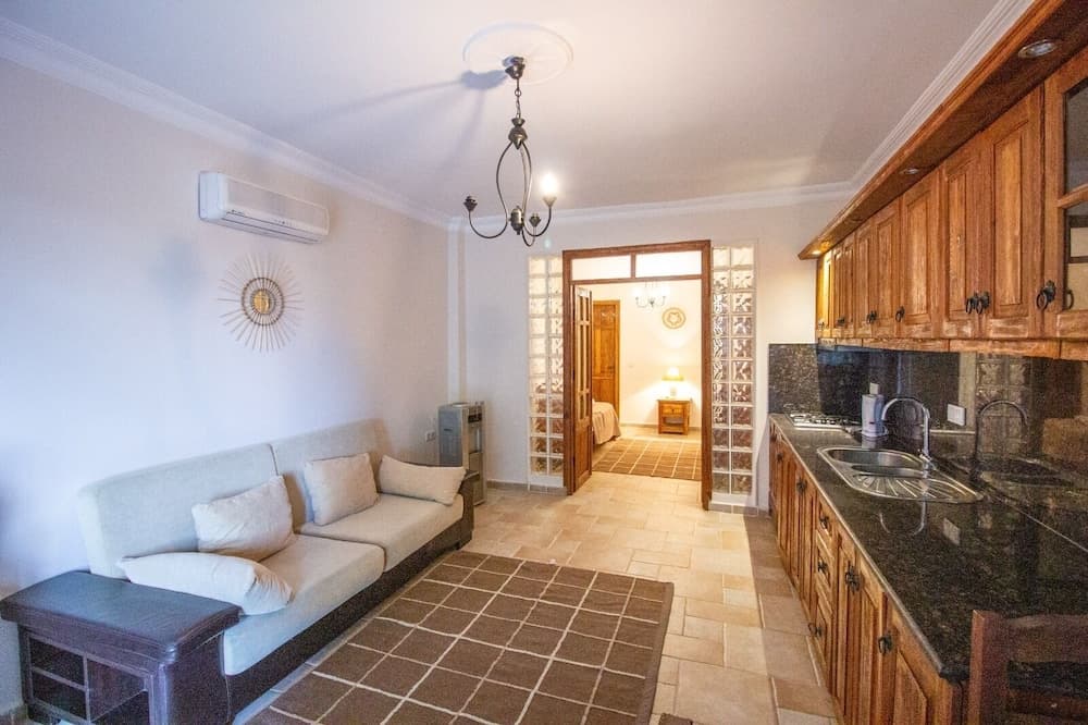 The Moonlight Apart Hotel