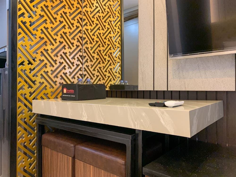 Minimalist Studio Room At Gold Coast Apartment