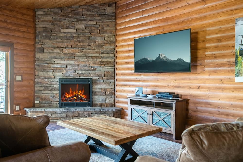 48 - Whispering Pines Lodge 3 Bedroom Home by Redawning