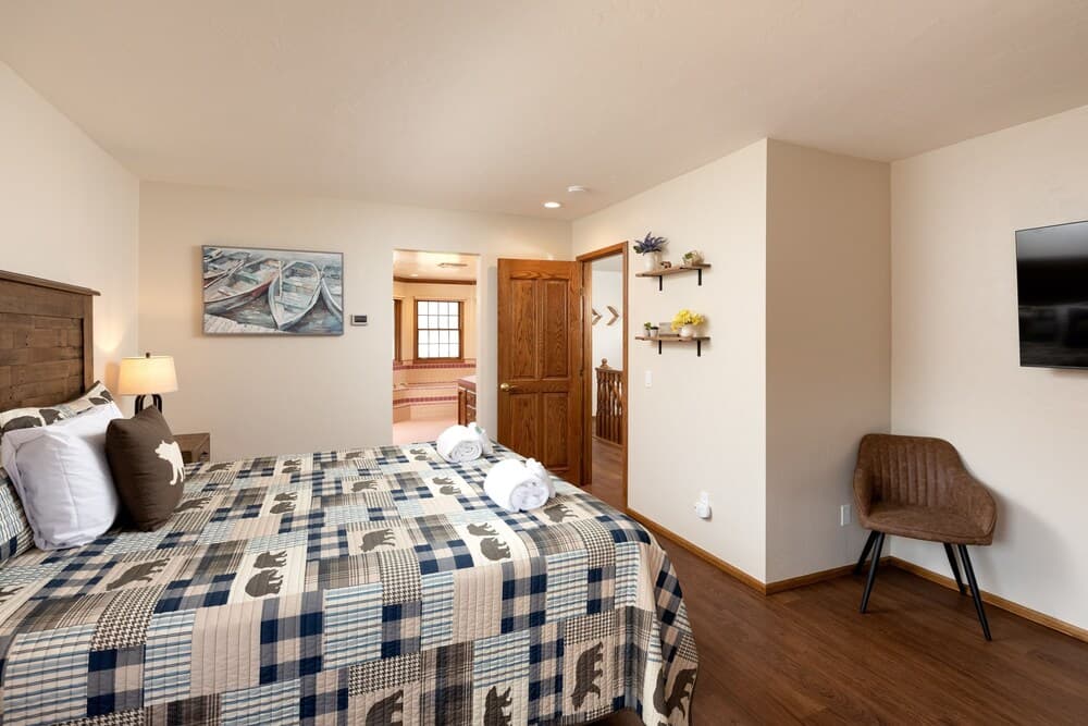 26 - Lakefront Chalet 3 Bedroom Home by Redawning