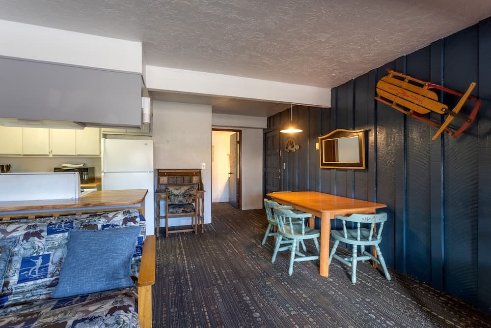 04 - Kodiak Bear 1 Bedroom Home by Redawning