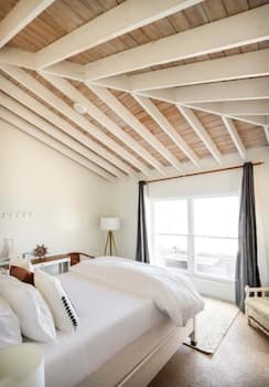 Beachfront White Palm Villa - Tar Bay