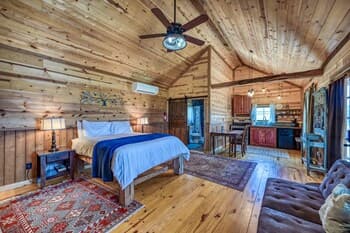 Quaint Cabin in the Heart of 290 Wine Trail