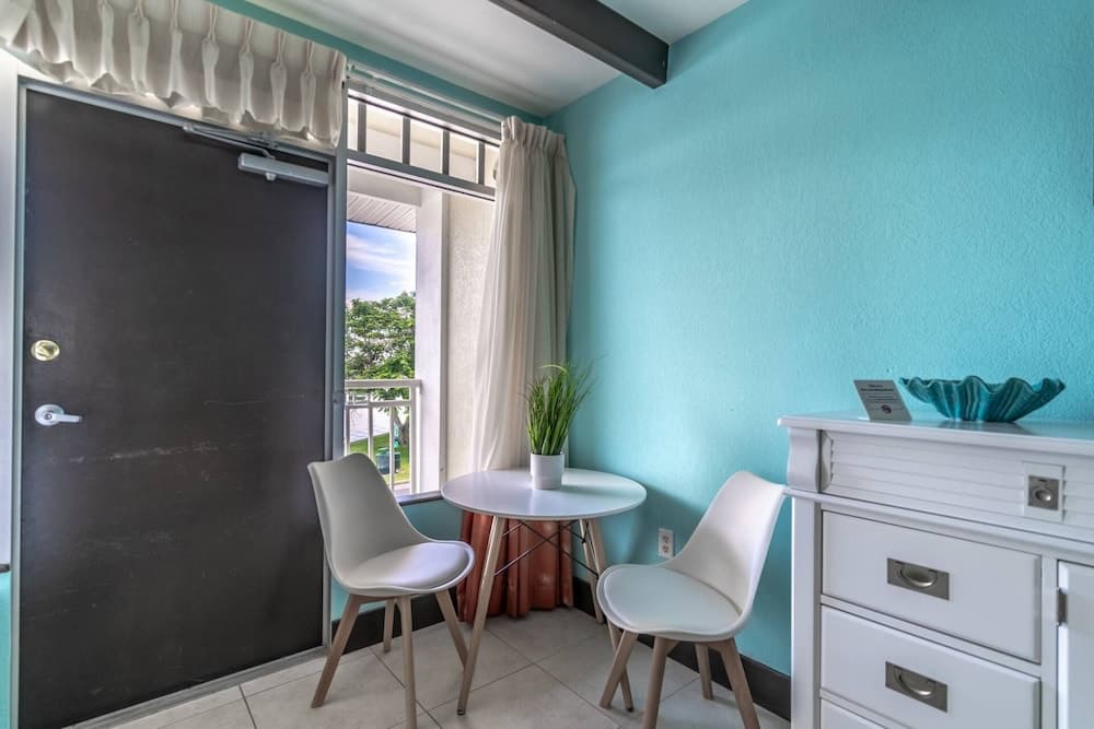 201 Little Harbor Inn