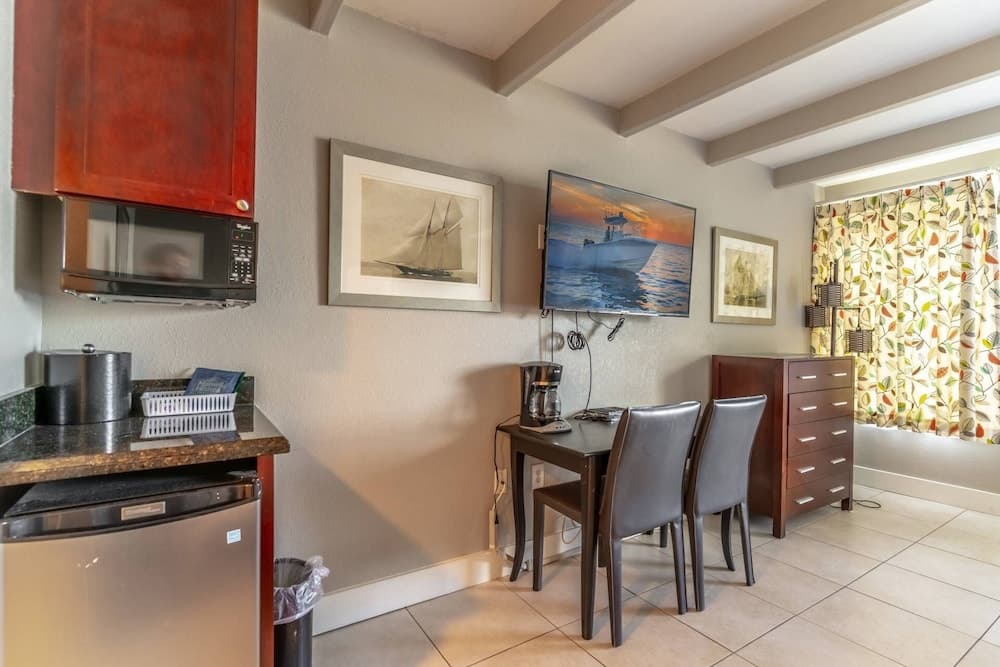 215 Little Harbor Inn