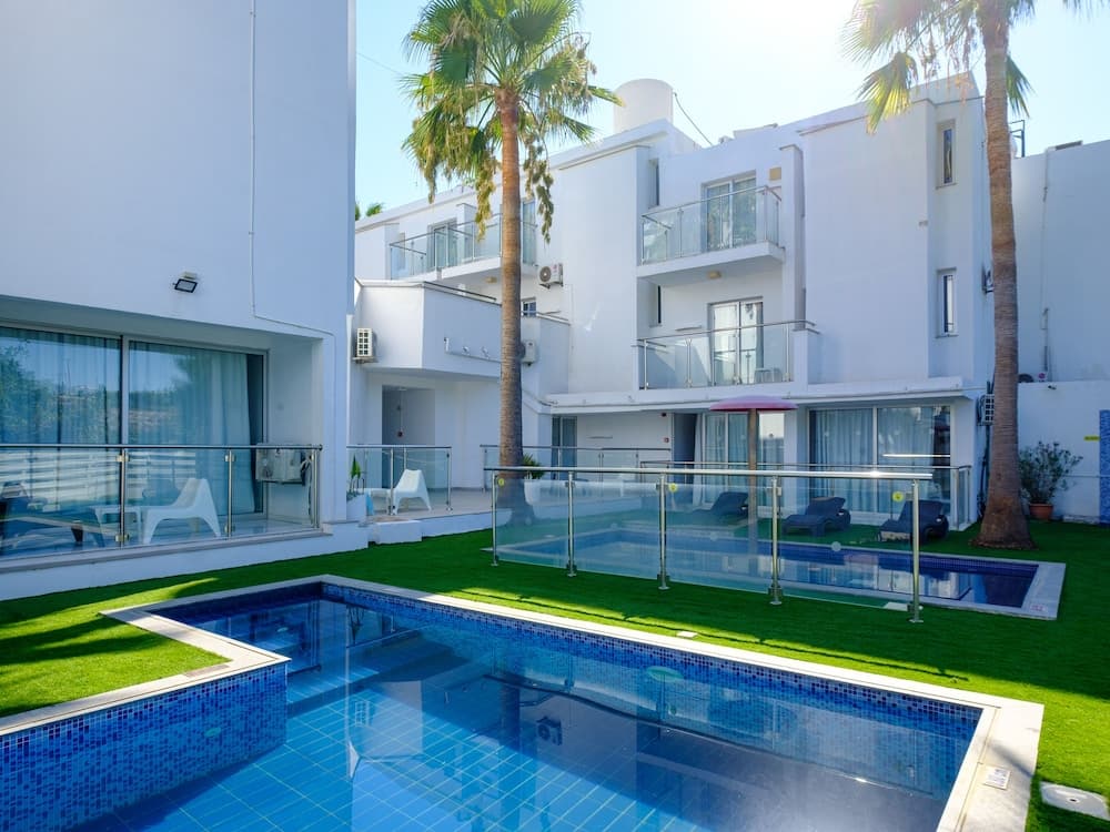 Sanders Rio Gardens - Popular 1-bedroom Apartment With Shared Pool and Balcony