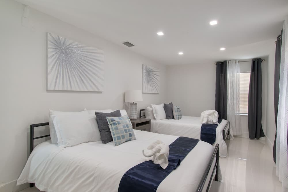 Dania Beach Beauty 3BR with Hot Tub