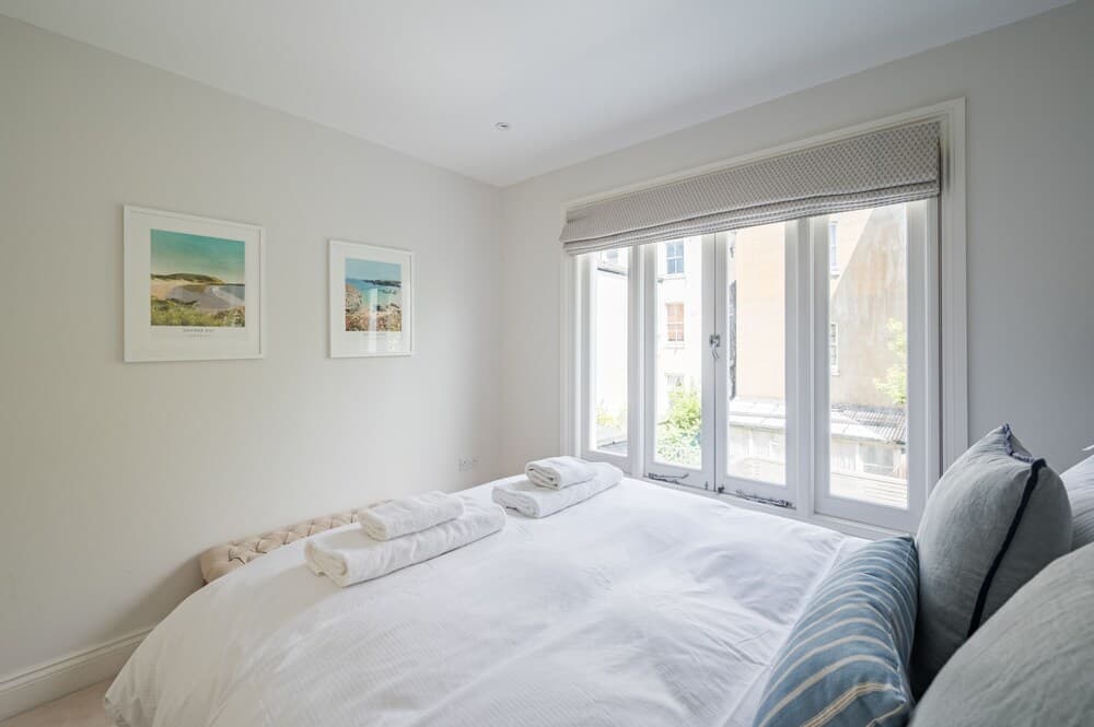 Spacious Three Bedroom Garden Flat Near Clapham Common by Underthedoormat