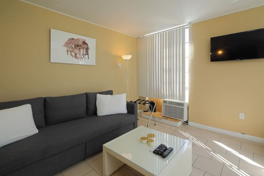 Gorgeous Studio/1bath, Miami Beach, 1 Block to the Ocean!