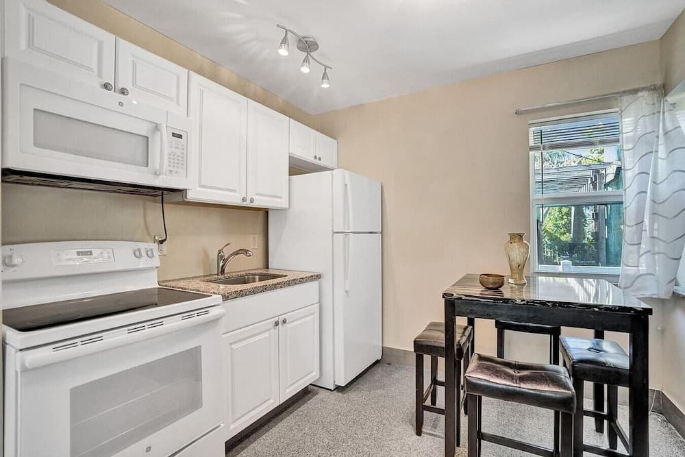 Modern Ocean-side Studio, 1br/1bath, Hollywood, Free Parking + Bbq!