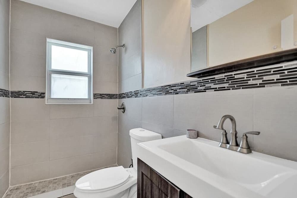 Modern Ocean-side Studio, 1br/1bath, Hollywood, Free Parking + Bbq!