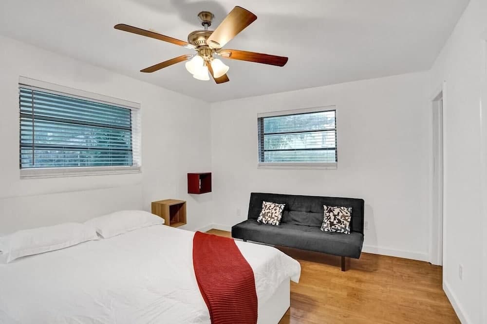 Biscayne Deluxe Unit 2br/2bath Free Parking Garden and BBQ