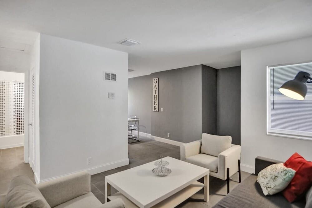 Luxe 2br/1bath, Palm Beach, W/ Free Parking, Outdoor Living Area & Trampoline!