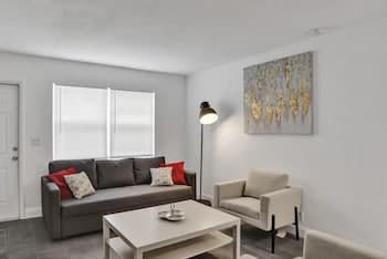 Luxe 2br/1bath, Palm Beach, W/ Free Parking, Outdoor Living Area & Trampoline!