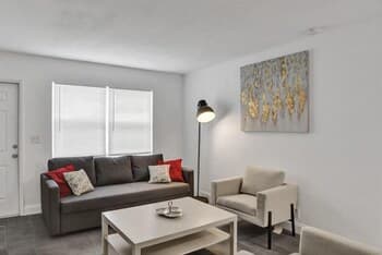 Luxe 2br/1bath, Palm Beach, W/ Free Parking, Outdoor Living Area & Trampoline!