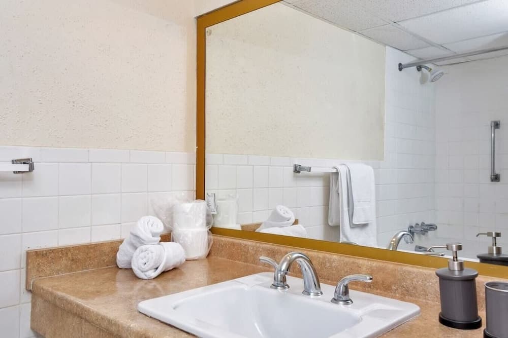 Lovely Studio/bath, Hallandale Beach, Walk to the Beach! Pool & Free Parking!