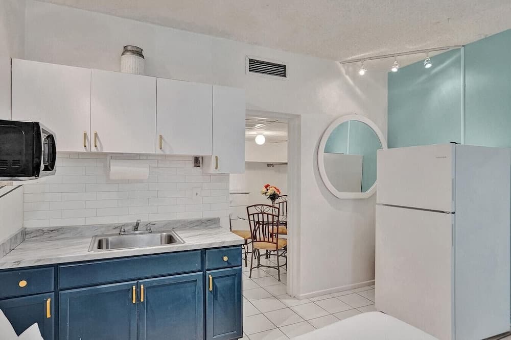 Amazing Studio/1bath, Hallandale Beach, Outdoor Pool & Free Parking!