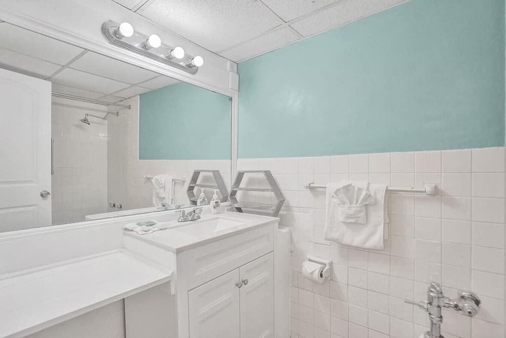 Amazing Studio/1bath, Hallandale Beach, Outdoor Pool & Free Parking!