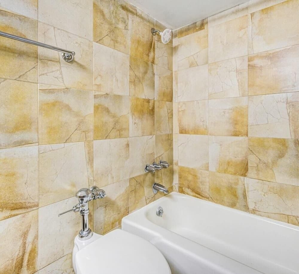 Beautiful Studio/bath, Hallandale Beach, Outdoor Pool, Walking Distance to the Beach & Free Parking!