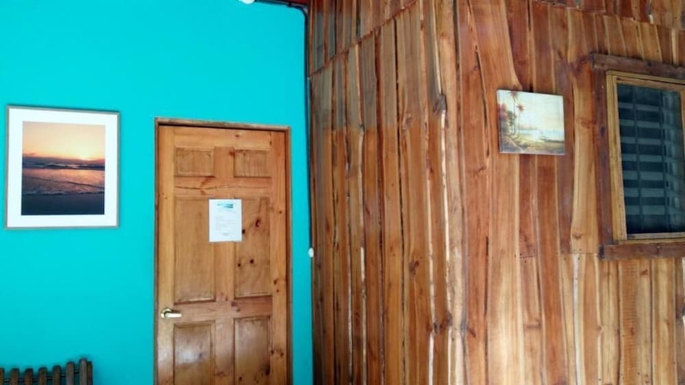 Burnt Toast Surf Camp - Hostel