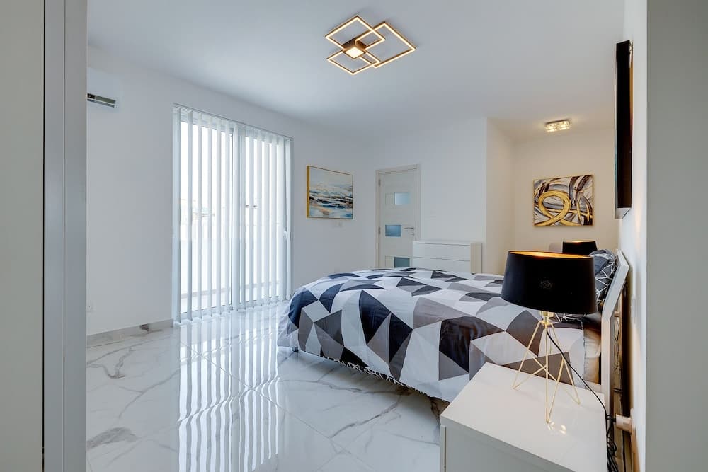 Fabulous Penthouse Close to St George's Bay