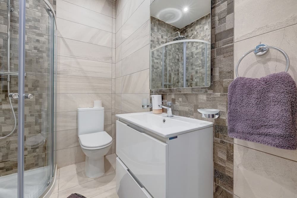 Contemporary 1BR Apartment, Central Location