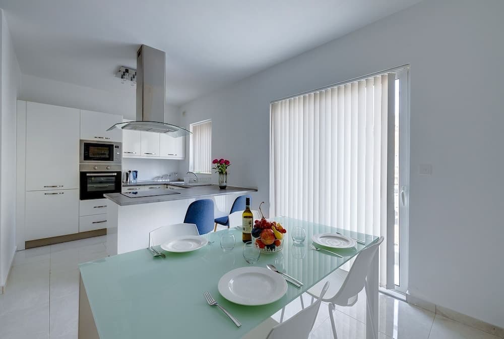 Spacious Apartment Steps to the Promenade