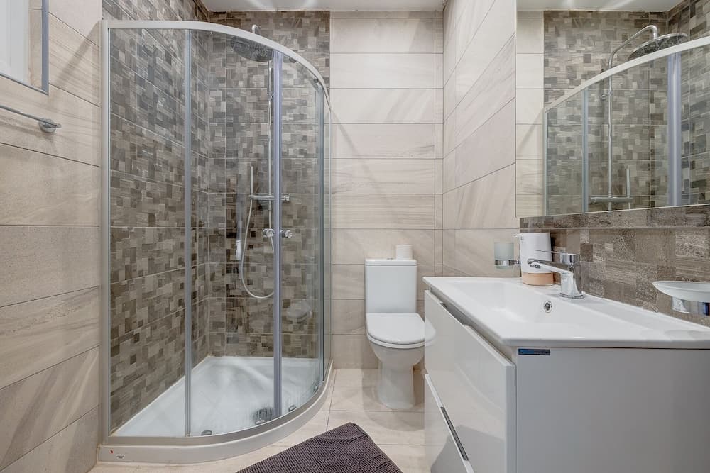 Modern 1BR Apartment, Central Location