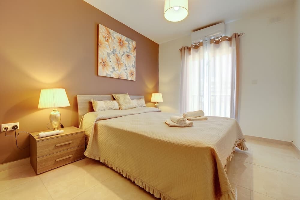 Stylish, Bright and Airy Apart in Central Bugibba