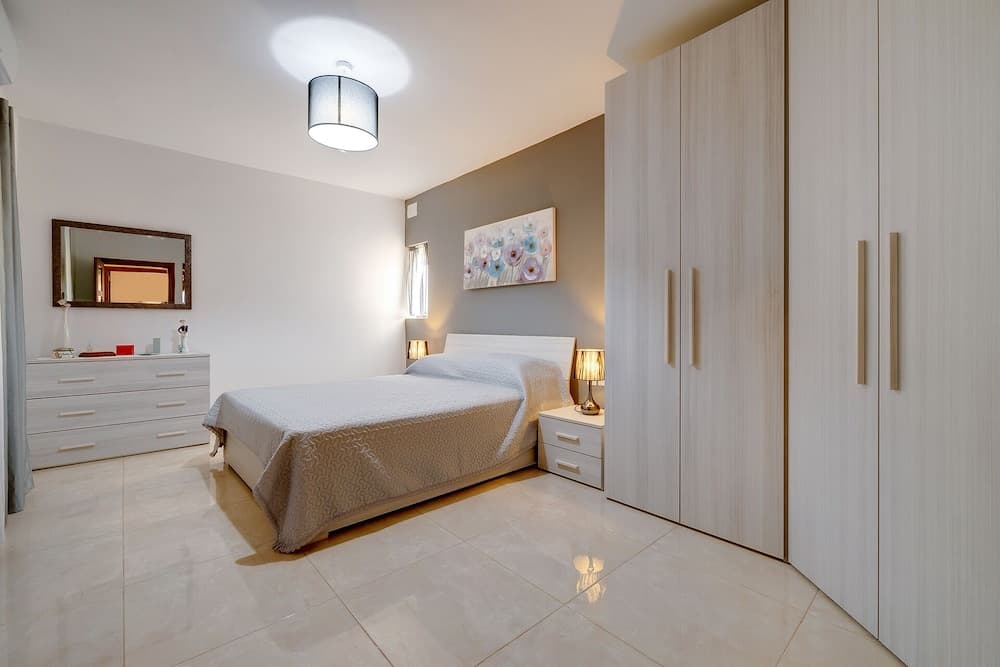 Stylish, Bright and Airy Apart in Central Bugibba