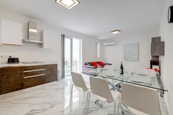 Cosy Apartment Steps to St George's Bay