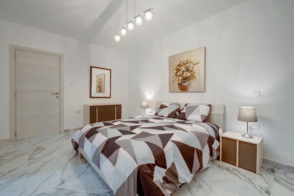 Cosy Apartment Steps to St George's Bay