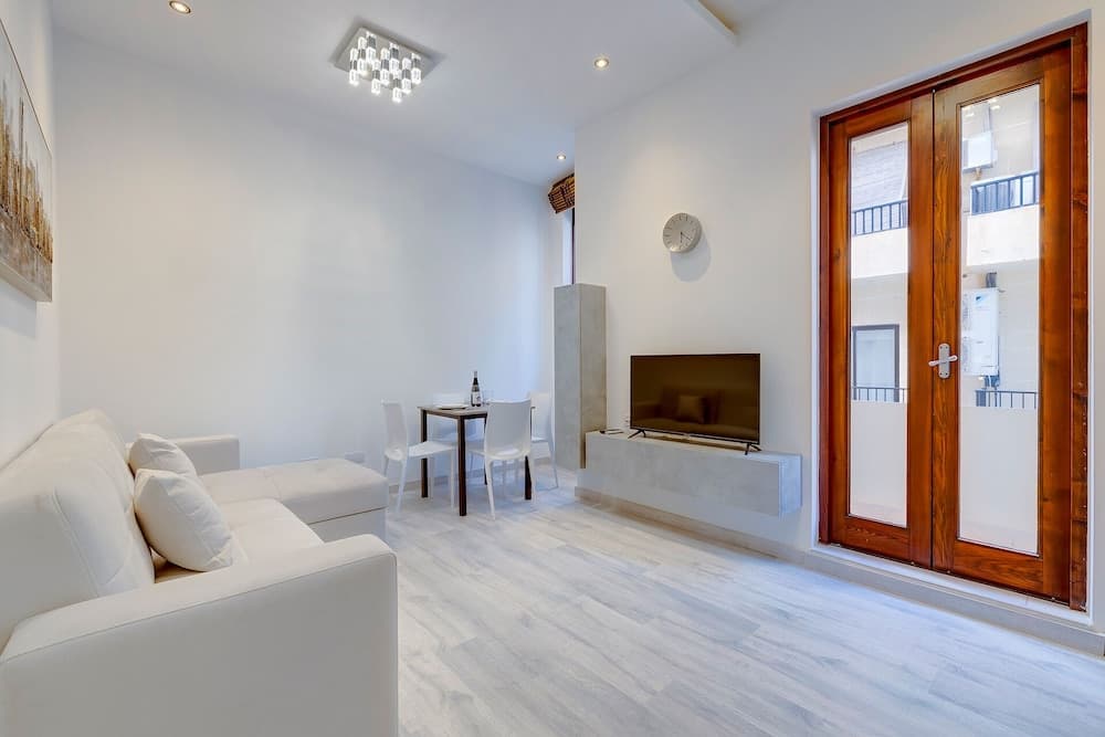 Chic 2BR Apartment, Ideal Location