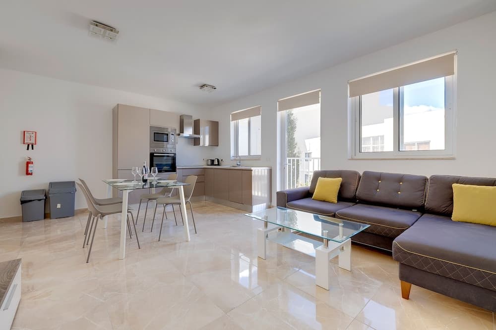 Modern 2BR Apartment in Central St Julian's