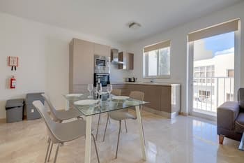 Modern 2BR Apartment in Central St Julian's