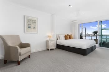 Light and spacious w incredible harbour views