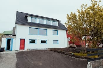 Sea View Apt - Central - Free Parking