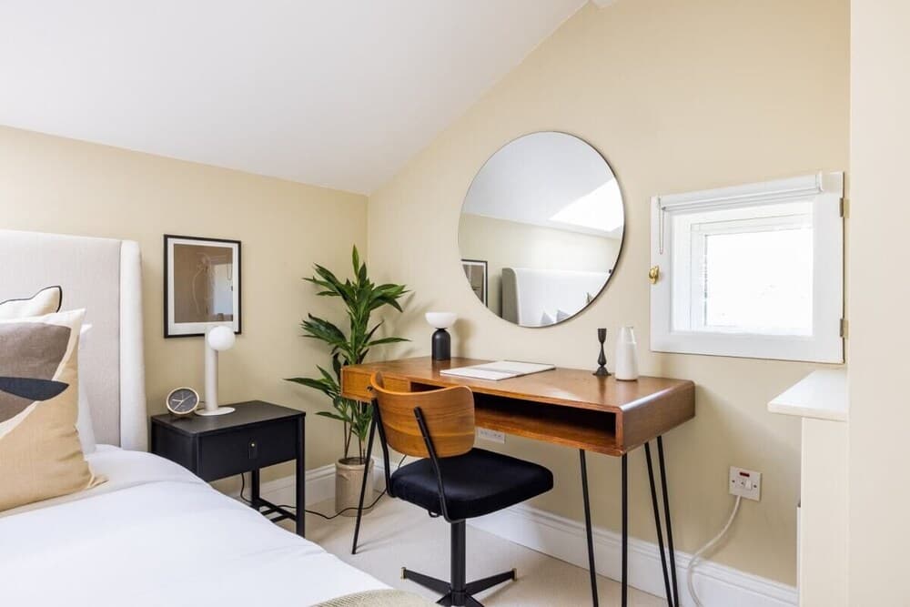 The Shadwell Secret - Contemporary 4bdr House