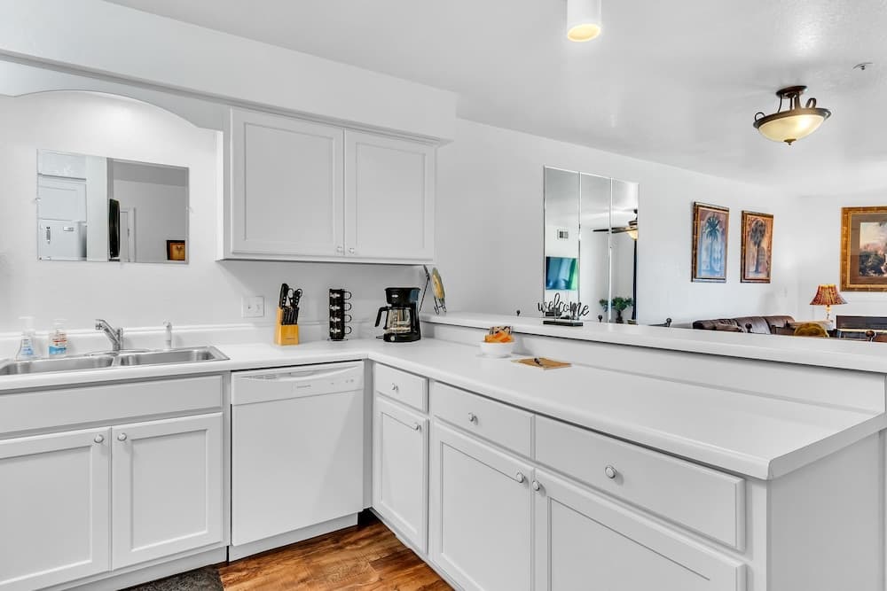 Relaxing Royale 2 Bedroom Condo by Redawning