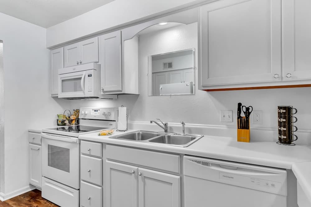 Relaxing Royale 2 Bedroom Condo by Redawning