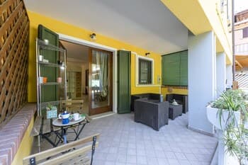 Perla del Lago Near the Beach