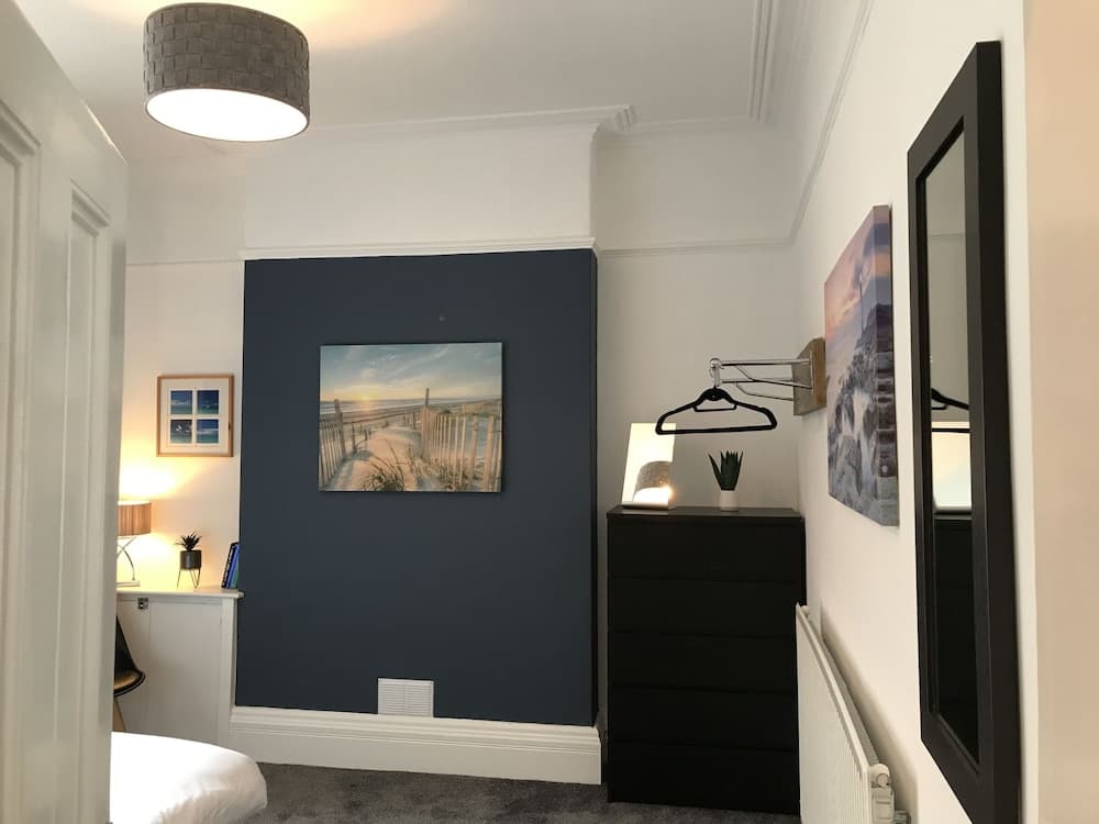 Bright Spacious 3-bed With Office & Patio, Preston