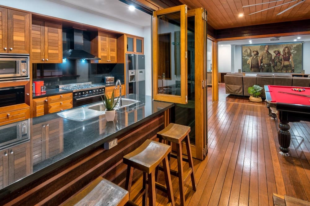 The Boathouse - Luxury Holiday Home with Jacuzzi