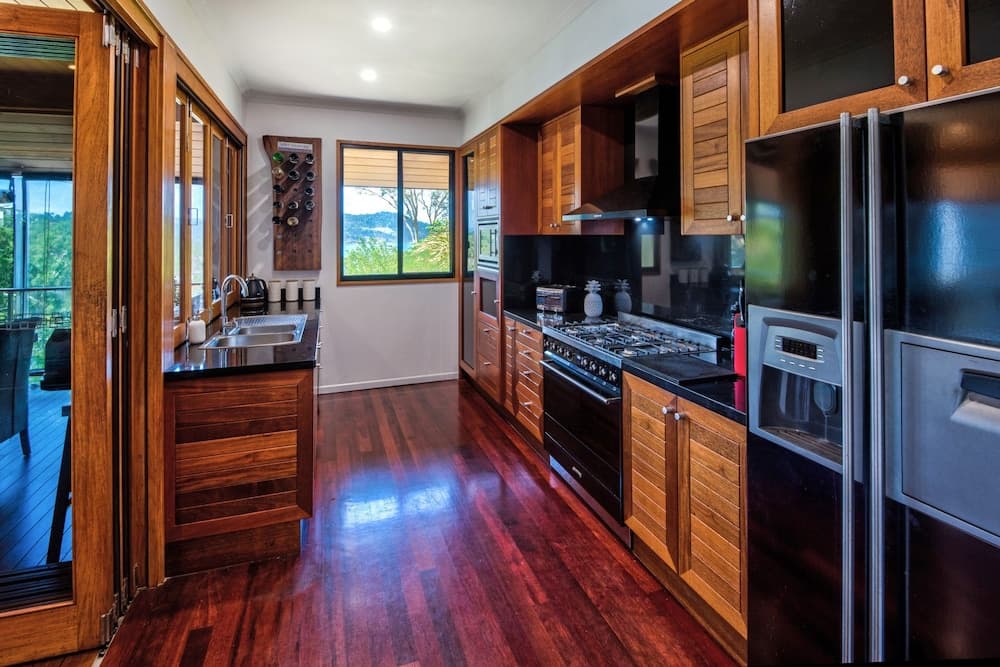 The Boathouse - Luxury Holiday Home with Jacuzzi