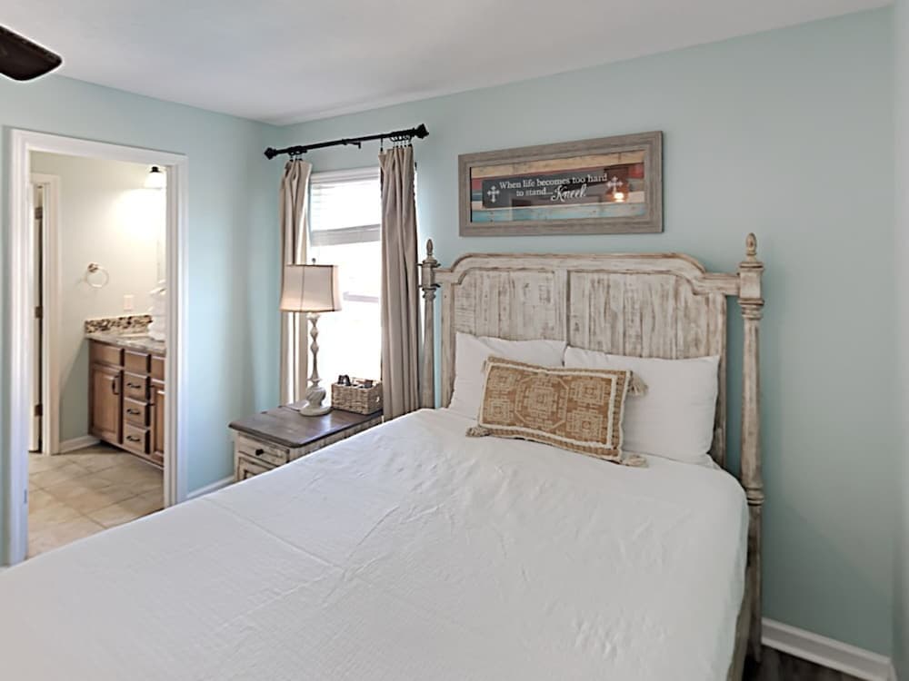 Breezy Blue Cottage by Resort Collection